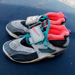 Nike diamond turf shoes preowned